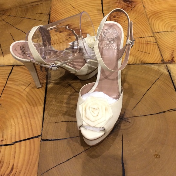 Holiday sale!!! Vince Camuto ivory sandals 5" hill