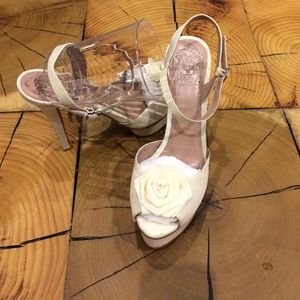 Holiday sale!!! Vince Camuto ivory sandals 5" hill
