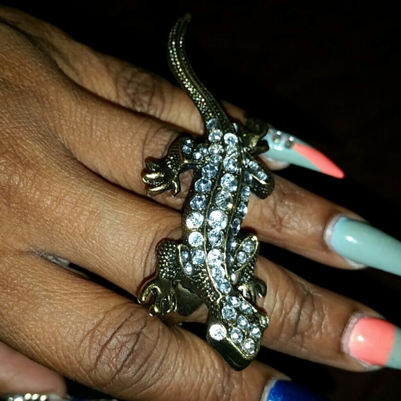 Cute 2 finger ring!