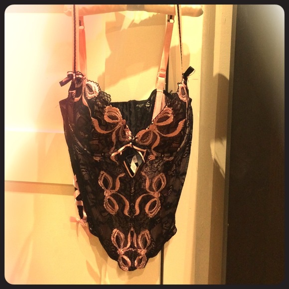 **sold in bundle**sexy V S corset