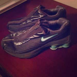 Gray and turquoise Nike shox