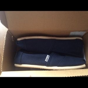 Navy blue TOMS, Brand new, size: 6