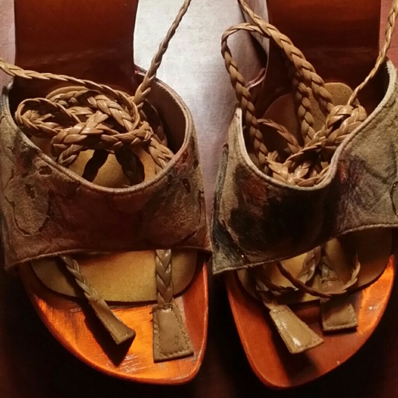STUART WEITZMAN: FLORAL LEATHER & WOOD WEDGE HEELS