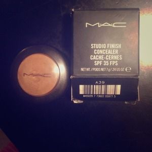 MAC Studio Finish SPF 35 concealer