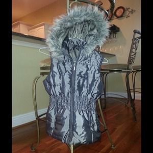 Grey puffy vest with hood. Never worn. ❄️⛄️❄️