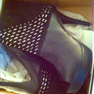 Black peeptoe,sparkle& suede bootie