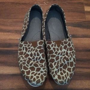 Womens Giraffe print Toms