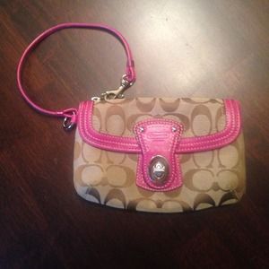 Coach logo magenta wristlet - clutch