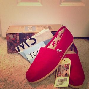 NWT Classic red Toms women's size 9