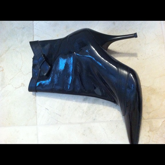 BCBG short boots