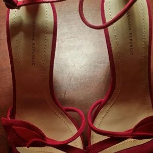 BANANA REPUBLIC: "MARTINIQUE" FUSCHIA SANDALS