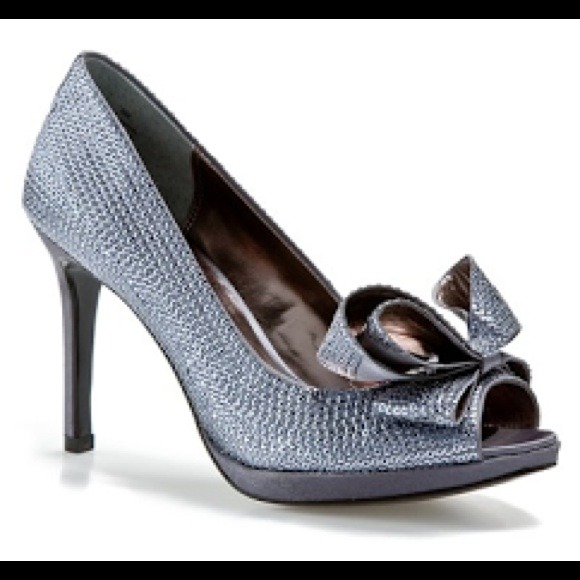 Brand new Moda Chase bow pump in pewter!