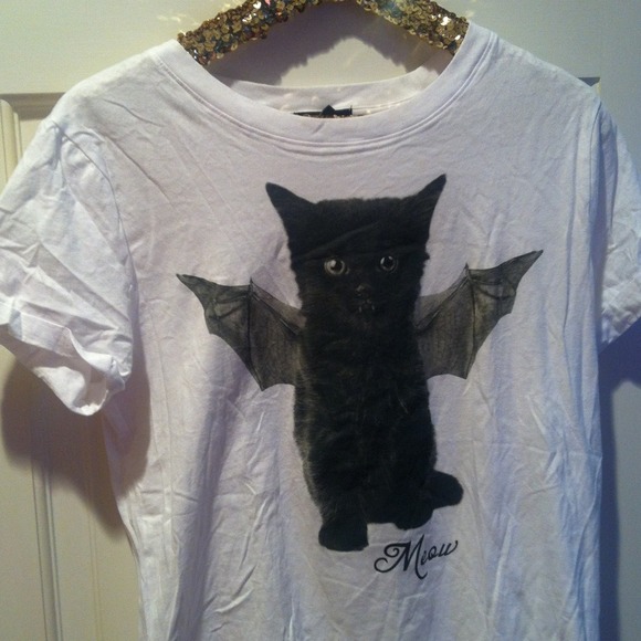 White T-shirt with cute bat kitty