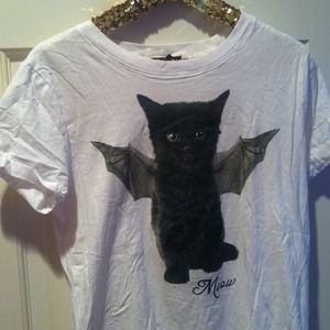 White T-shirt with cute bat kitty