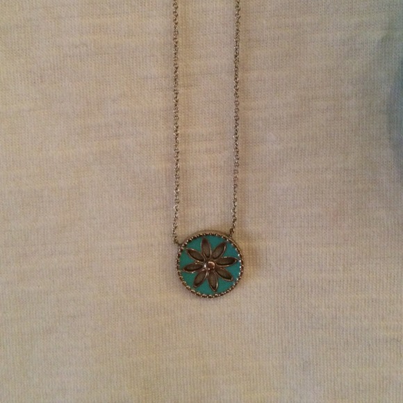 Daisy pendant with enamel finish