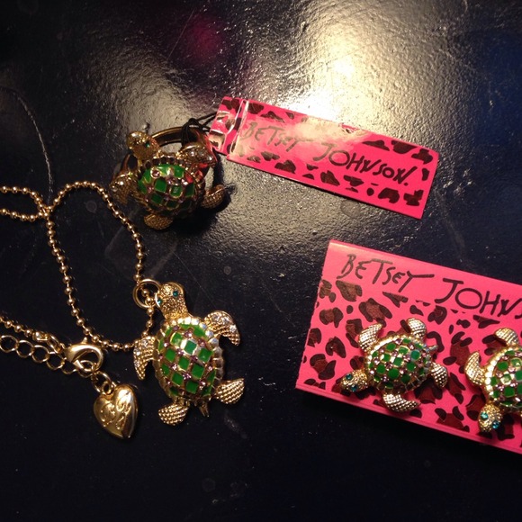 Adorable NWT betsey Johnson turtle set
