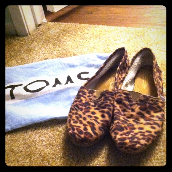 TOMS Shoes - Limited edition Leopard print Toms Holding