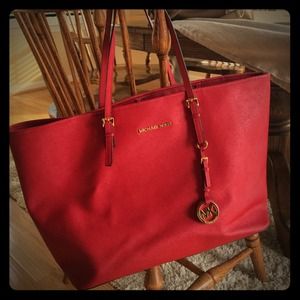 MK  jet set medium saffiano leather tote bag.