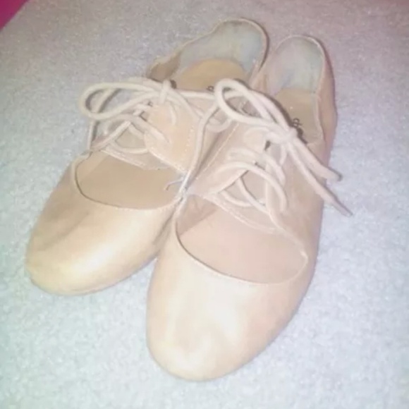 Tan flat like dress shoes
