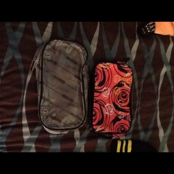 2 makeup bags never used