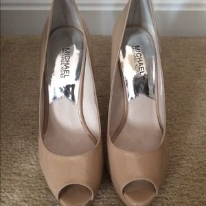 Michael Kors nude Patent Pumps - size 9