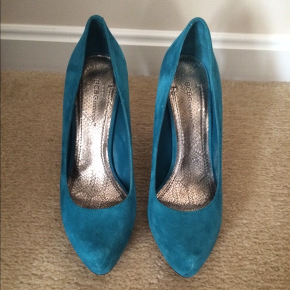 BCBG turquoise suede pumps - size 9