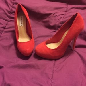 Steve Madden red pumps