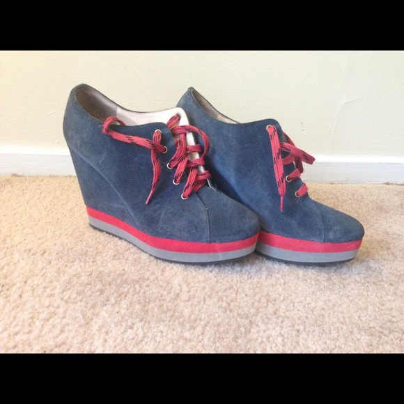 Wedged shoes