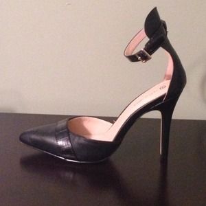 Brand new w/tags never worn black sexy heels