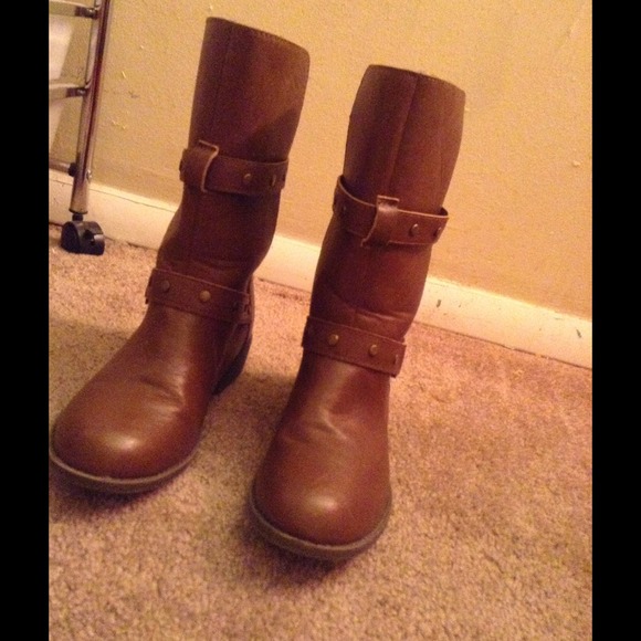 Brown boots w/ gold detail