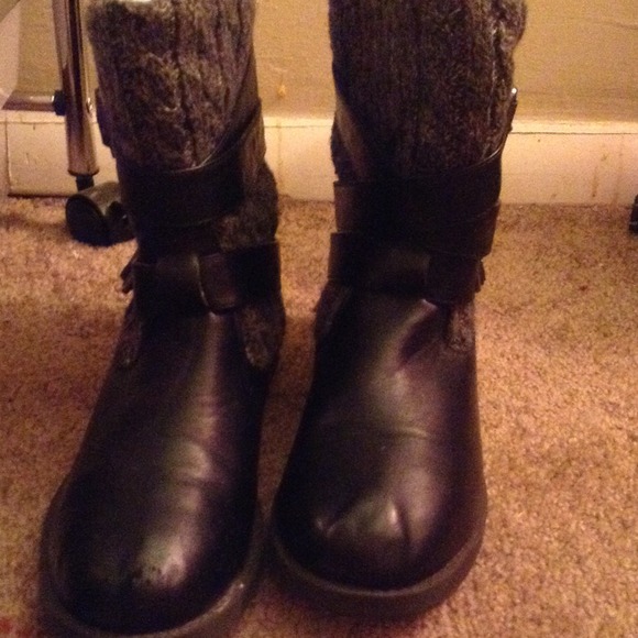 Black boots w/detail