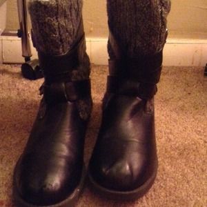 Black boots w/detail