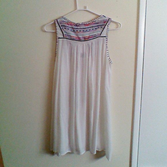 White top with embroidery - Picture 2 of 2