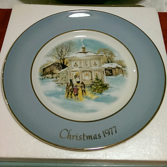 1977 Avon Christmas Plate "Carrollers in the Snow"
