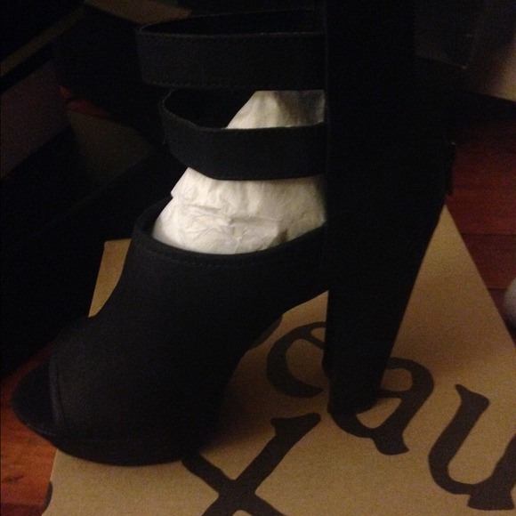 Shoes - Picture 1 of 3