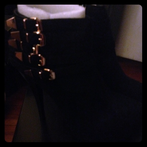 Shoes - Picture 1 of 3