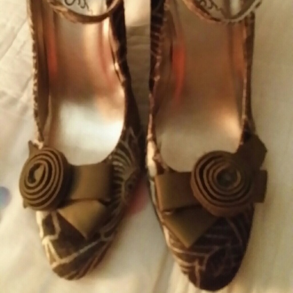 CARLOS SANTANA: ANKLE WRAP WEDGE HEELS / SIZE 6