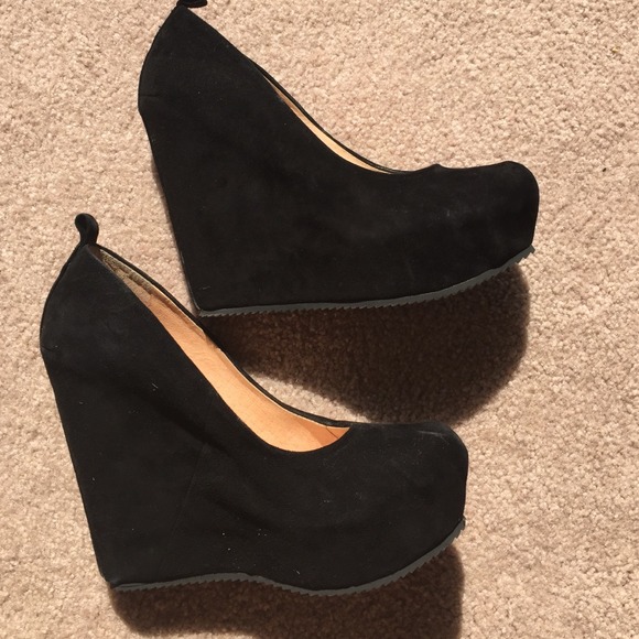 Aldo Wedges!