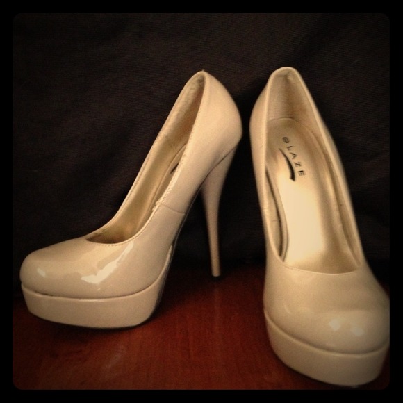 Nude platform pumps