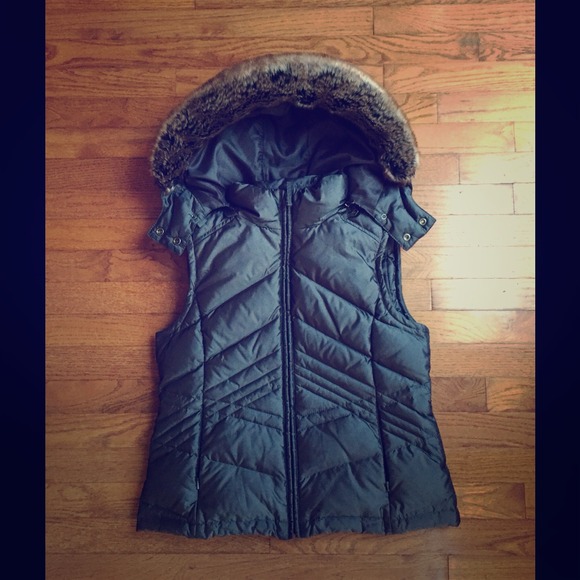 LOFT Outerwear - Comfy charcoal LOFT vest 🎁