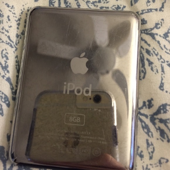 iPod 8GB - Picture 2 of 2