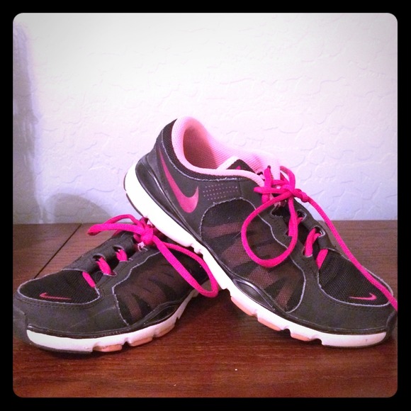 Nike Training Flex Tr2 in Black and Pink
