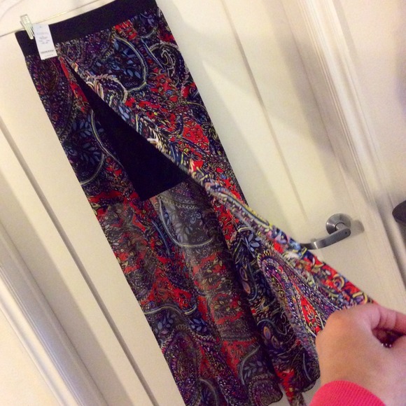 BEBE PRINT DOUBLE SLIT MAXI SKIRT - Picture 2 of 4