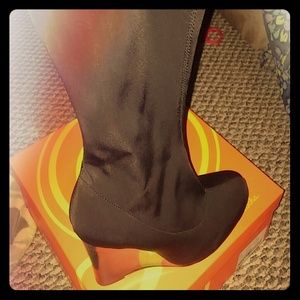 New black wedge knee length boots