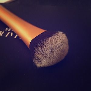 REAL TECHNIQUE FOUNDATION BRUSH