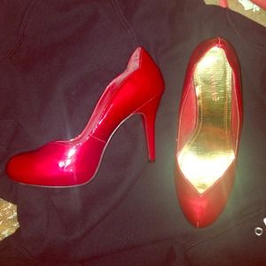Perfect red heels! ✨