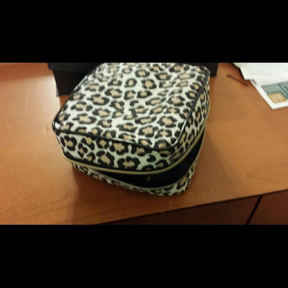 Leopard make up organizer