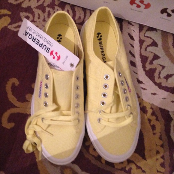BRAND NEW YELLOW SUPERGAS! 9.5 (EU 41)