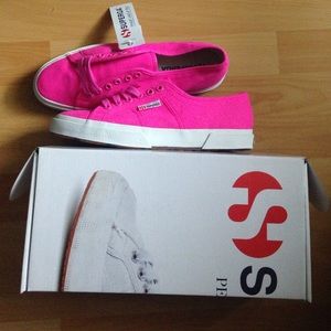 BRAND NEW HOT PINK SUPERGAS! 9.5 (EU 41)