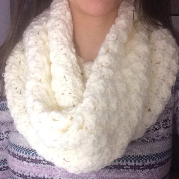 Hand knitted white infinity scarf - Picture 2 of 3